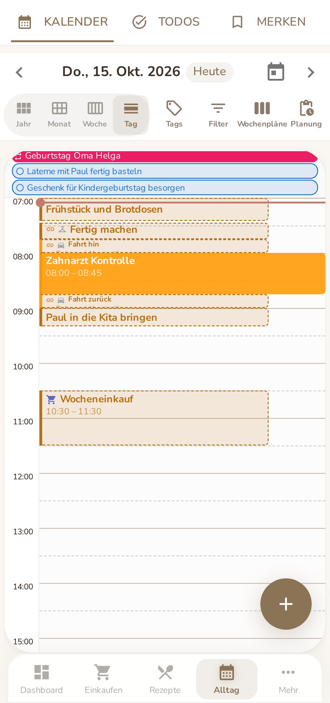 Tagesansicht im Familea-Kalender auf dem Handy: Tagesblöcke Frühstück und Brotdosen, Fertig machen und Fahrt hin vor dem Zahnarzttermin um 8 Uhr, danach Fahrt zurück und Paul in die Kita bringen, später der Wocheneinkauf von 10:30 bis 11:30.